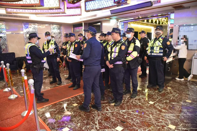 桃警動員執行擴大臨檢。桃園市警局提供