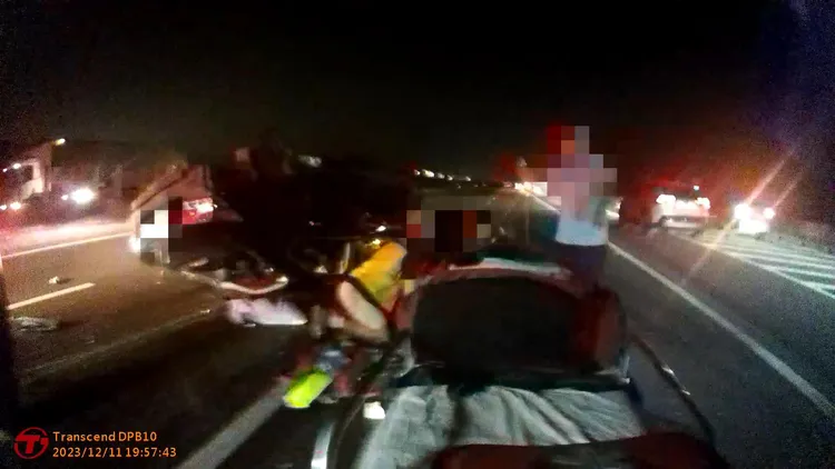 車上1名乘客被救出時已無氣息。讀者提供