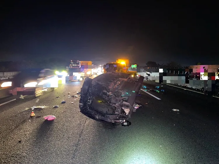 轎車翻覆於中線車道。讀者提供