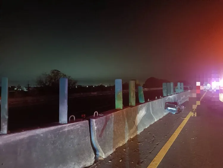 分隔島防眩板遭撞歪、撞飛。讀者提供