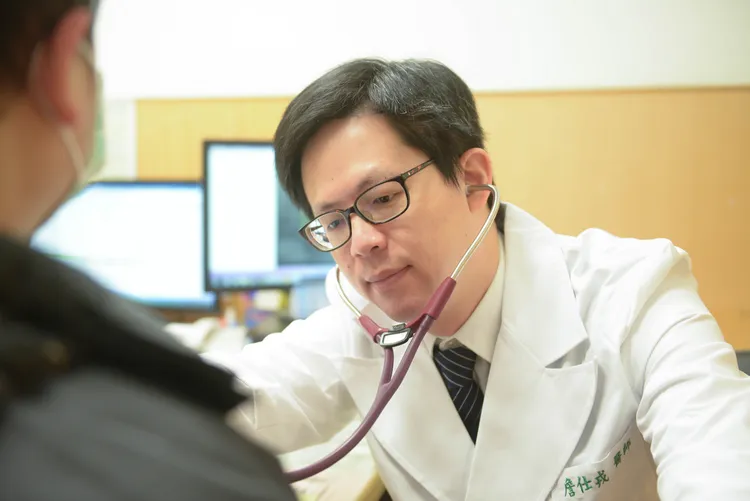 詹仕戎醫師看診。台北慈濟提供