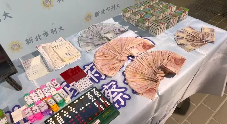 警方查扣賭場證物。翻攝畫面