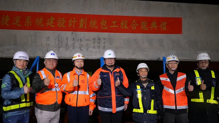 新北捷運局長李政安與施工團隊齊心完成三鶯線全線合龍。捷運局提供