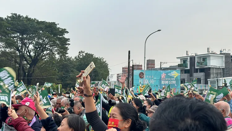 鄉親拿起手機開手電筒。潘袁詩羽攝