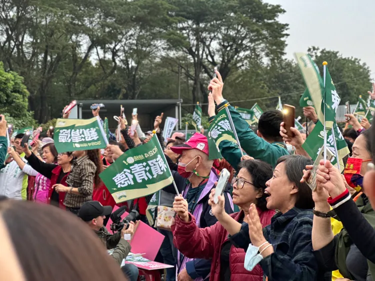 鄉親熱情吶喊，彷彿在看開演唱會。潘袁詩羽攝