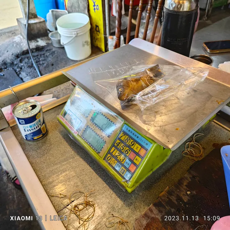 市府派員走訪傳統市場、黃昏市場、知名小吃店，了解滷鯽魚價格波動。市府提供