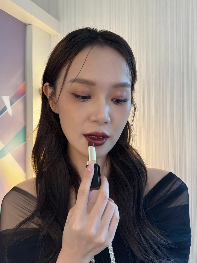 Model示範晶采柔艷唇膏#119。張家玲攝