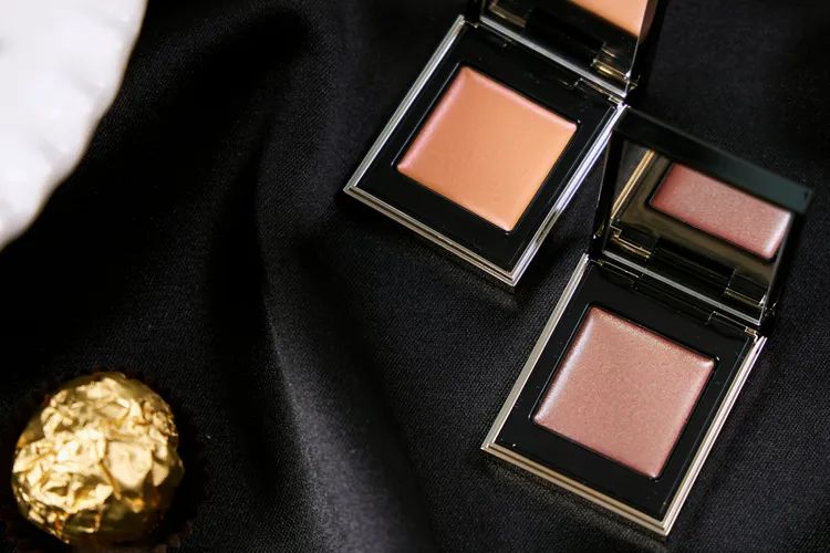 晶采立體眼影#114（左）、#115（右），各1400元。品牌提供
