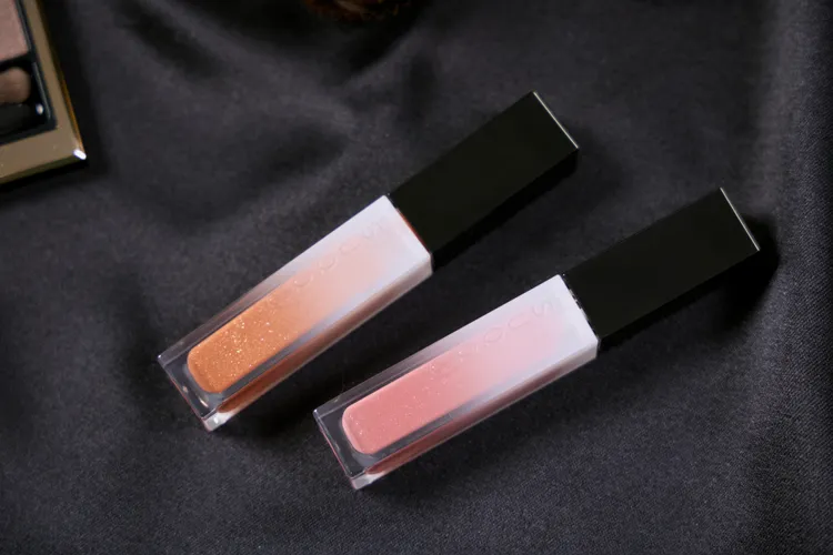 晶采極潤唇釉#106（左）、#105（右），各1500元。品牌提供