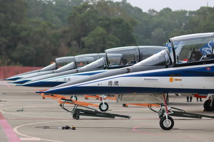 漢翔公司完成出廠的全新高教機並取得空軍驗證認可。漢翔提供