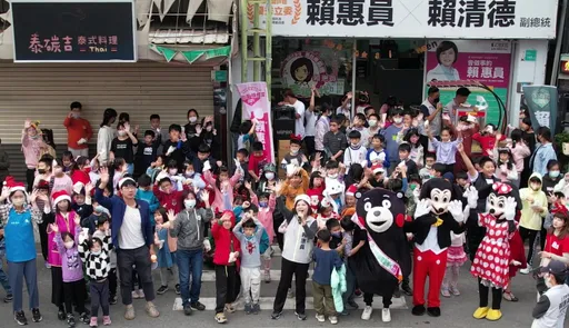 賴惠員抽完籤不掃街宣傳 原因曝光!耶誕大遊行陪300學童快樂踩街