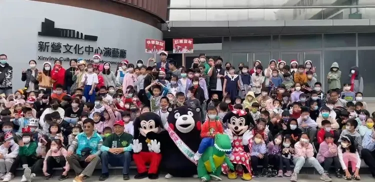 遊行隊伍在新營文化中心集結出發。賴惠員陣營提供