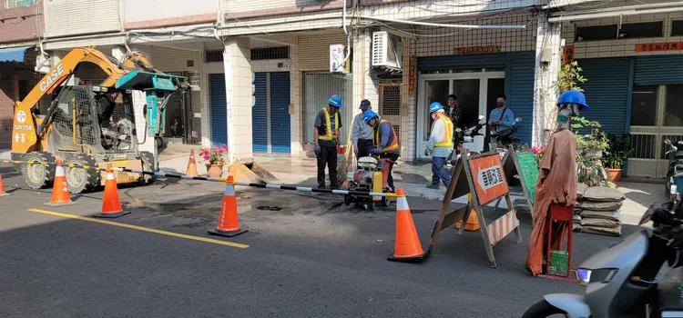 台電今早派工班前往現場，確認電纜直路接頭故障所致，現進行更換中。台電提供