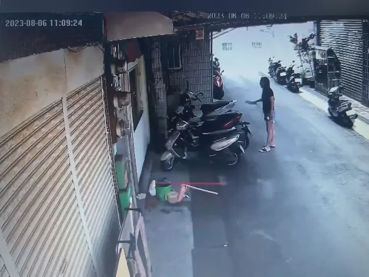 女房客持刀大聲吼叫。翻攝自臉書「爆料公社」