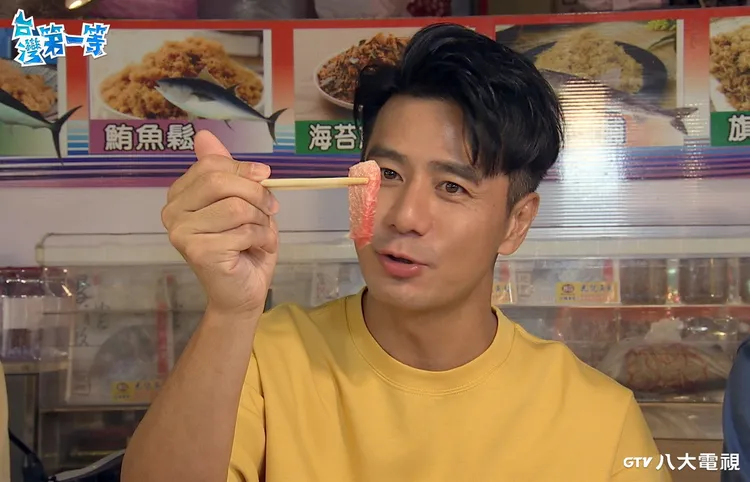 郭彥均品嚐鮮美生魚片。八大提供