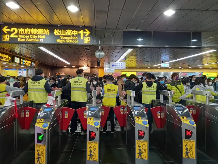 疏散閘門管制。資料照，北捷提供