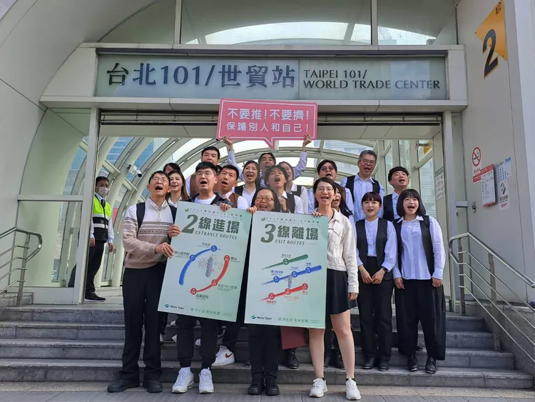 主要車站派出潮天團說學逗唱舒緩候車旅客心情。北捷提供