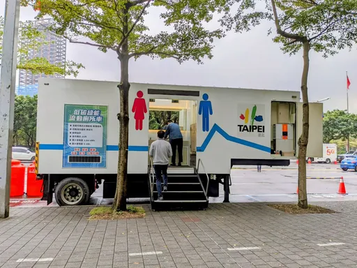 台北跨年免驚手機沒電!全國首座綠能流廁車 兼具緊急充電