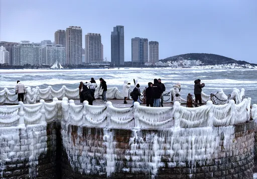 中國山東超冷!威海雪深破紀錄 民眾衝海邊賞「冰淩」