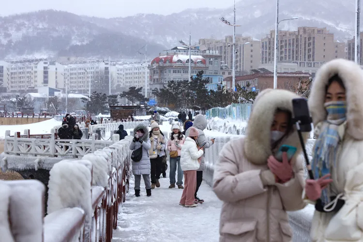 山東威海民眾衝到海邊看海中冰凌。新華社