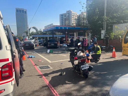 台中待轉區成「待撞區」 轎車駕駛恍神連撞7輛機車釀7傷