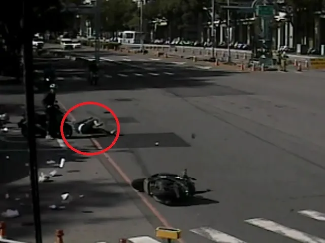 外送員被撞翻摔在待轉區最前方的機車旁，把騎士嚇了一跳。民眾提供