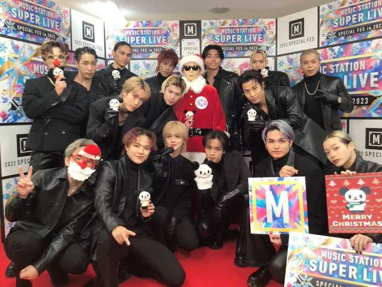 THE RAMPAGE在《MUSIC STATION SUPER LIVE 2023》後台拍紀念照。翻攝Mst_com推特