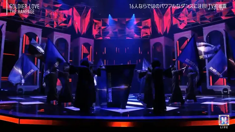 THE RAMPAGE一身黑衣揮舞黑旗。翻攝rr_KURI推特