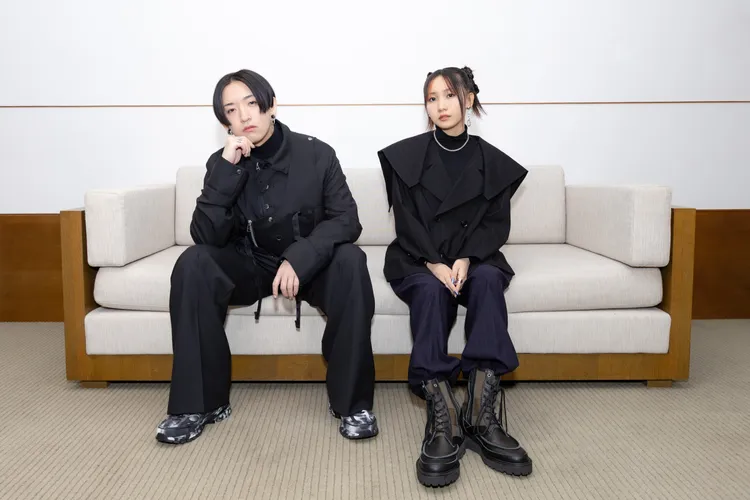 ikura（右）、Ayase聽到台灣演唱會16萬人同時在線上搶票後，讚嘆聲連連。Sony Music提供