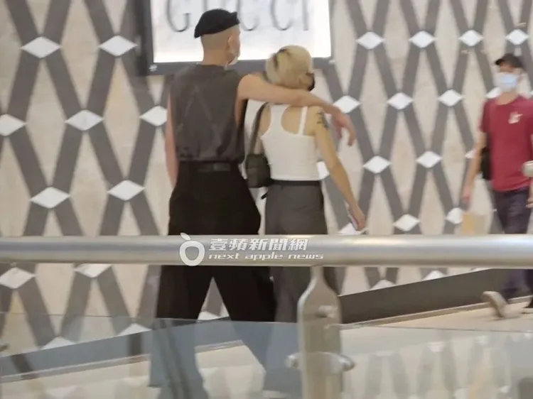 黃宣帶女友逛街時手直接放在她身上，親密無間。資料照片