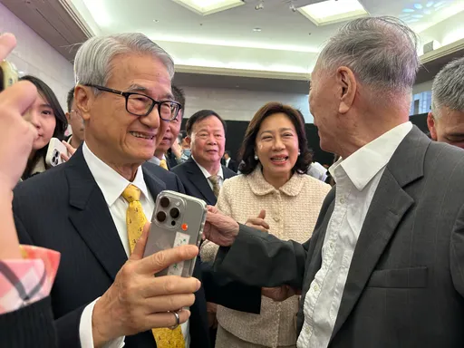 吳欣盈選副總統 父親吳東進「沒捐款給民眾黨」!妹妹看新聞才知