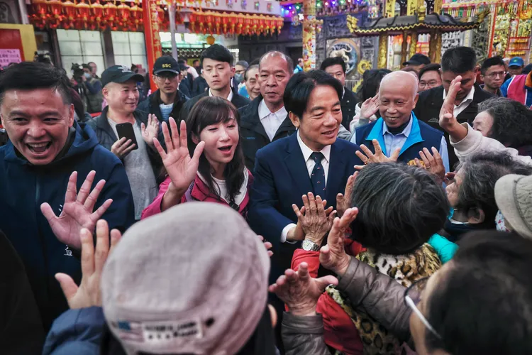 賴清德被鄉親簇擁。林林攝