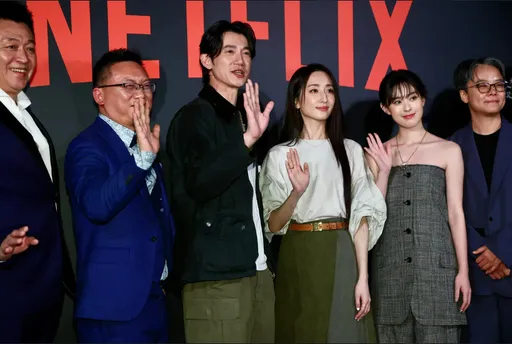 空靈女神19歲肉體拍床戲 「女上男下」露兩點!爸爸心疼拒看