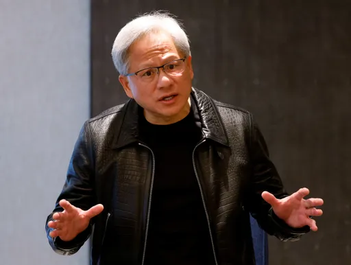 黃仁勳到熱帶新加坡照穿皮衣　星媒「拷問」1小時