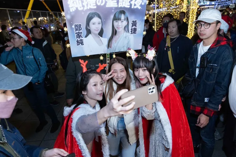 黃捷、鄭家純昨晚穿聖誕裝現身中央公園，民眾爭相合影。黃捷總部提供