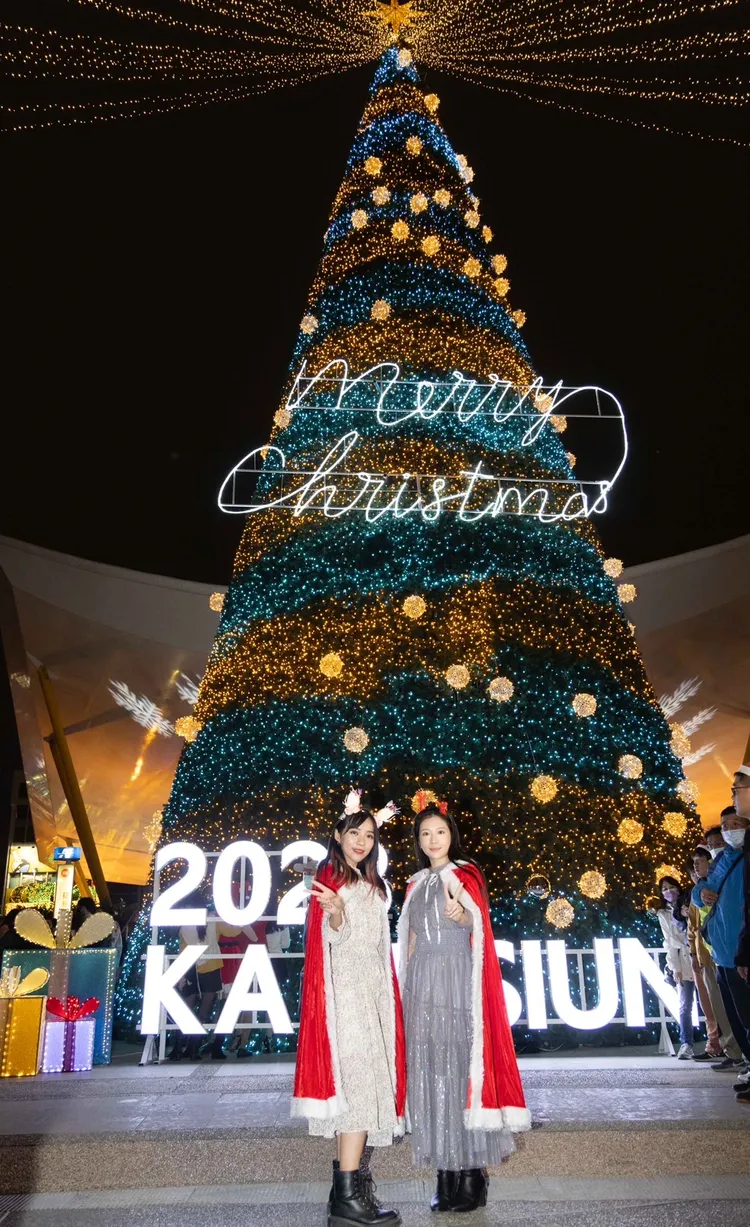 黃捷、鄭家純昨晚穿聖誕裝現身中央公園，民眾爭相合影。黃捷總部提供