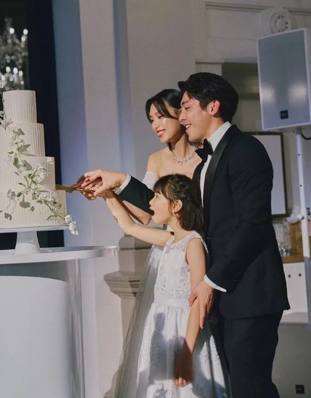 王丹妮和老公、女兒一起切結婚蛋糕。翻攝王丹妮IG