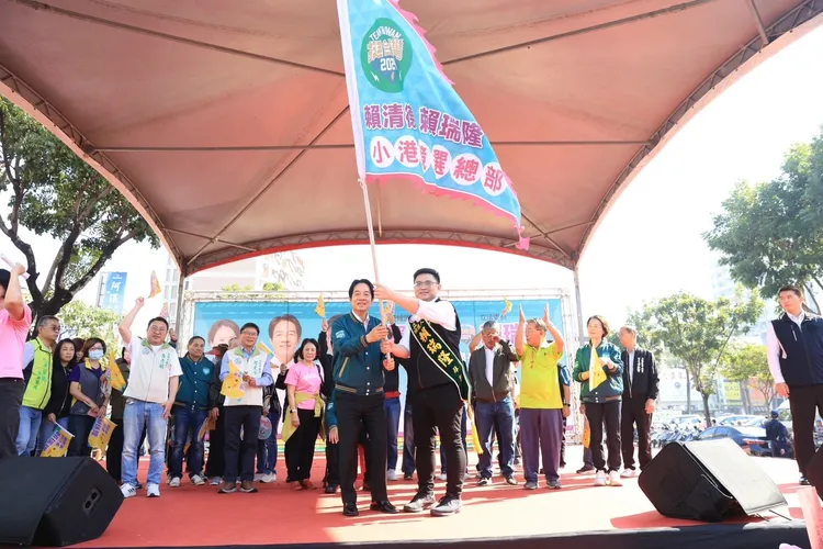 賴清德今日為立委賴瑞隆站台，授贈雙賴戰旗。賴總部提供