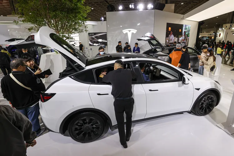 2024台北新車暨新能源車特展，匯聚超過20款品牌，包含知名電動車品牌特斯拉（Tesla）等，吸引不少民眾前來賞車。中央社