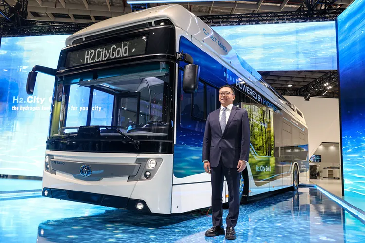 和泰汽車代理的TOYOTA H2 CITY GOLD氫能巴士在會中亮相，圖為和泰汽車總經理蘇純興。中央社