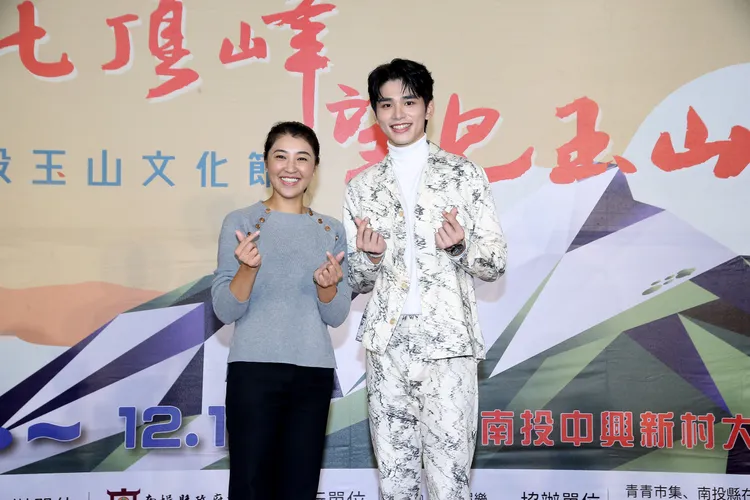 南投縣長許淑華（左）與王品澔合照。南投縣政府提供