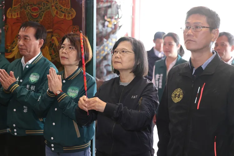 蔡英文總統與黃秀芳到彰化市湳浘修水岩觀音佛祖廟參香。黃秀芳競總提供