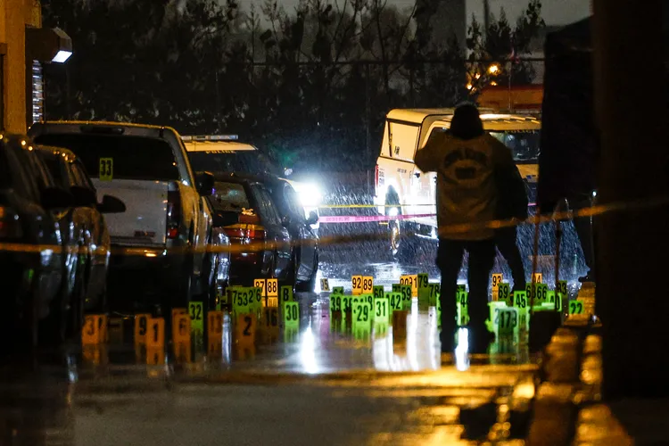 美國槍擊犯火力強大，圖為費城一場槍擊案現場，處處佈滿了彈殼。美聯社