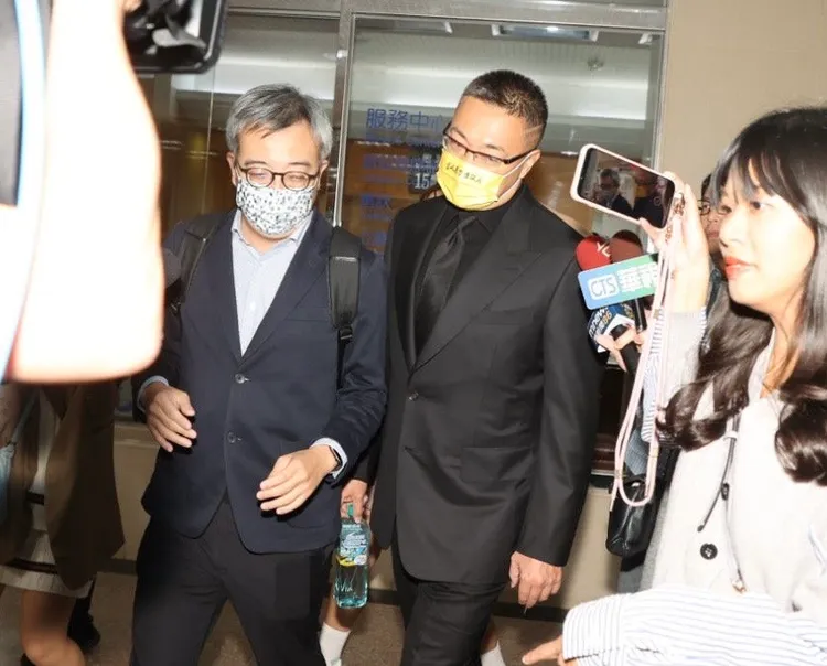 朱學恒全身黑出庭。彭欣偉攝