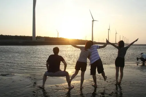 2屁孩貪玩騎機車擅闖高美濕地 中市府怒了!重罰50萬元