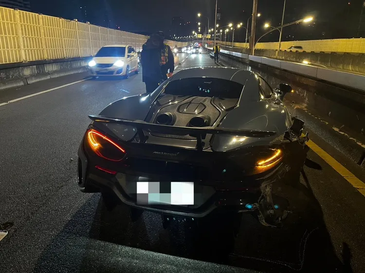 超跑車身變形。翻攝畫面