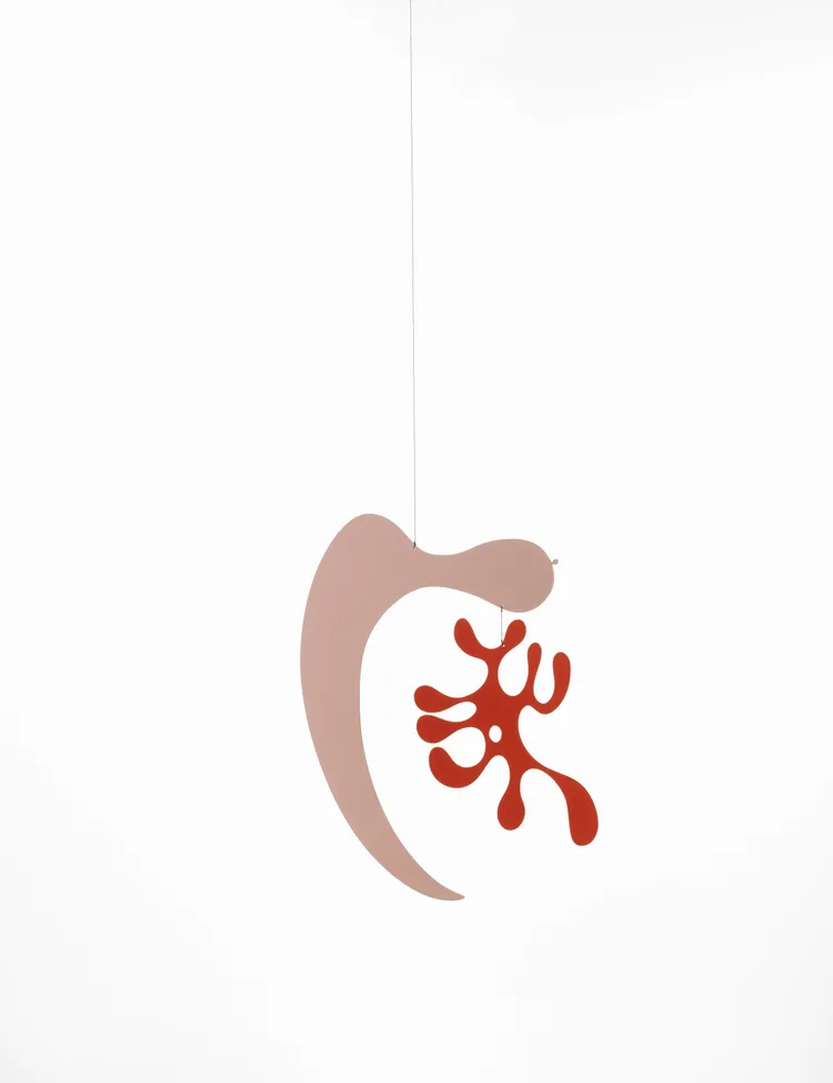 Vitra Eames Plywood Mobile 有機抽象木質吊飾(2023限定)。業者提供