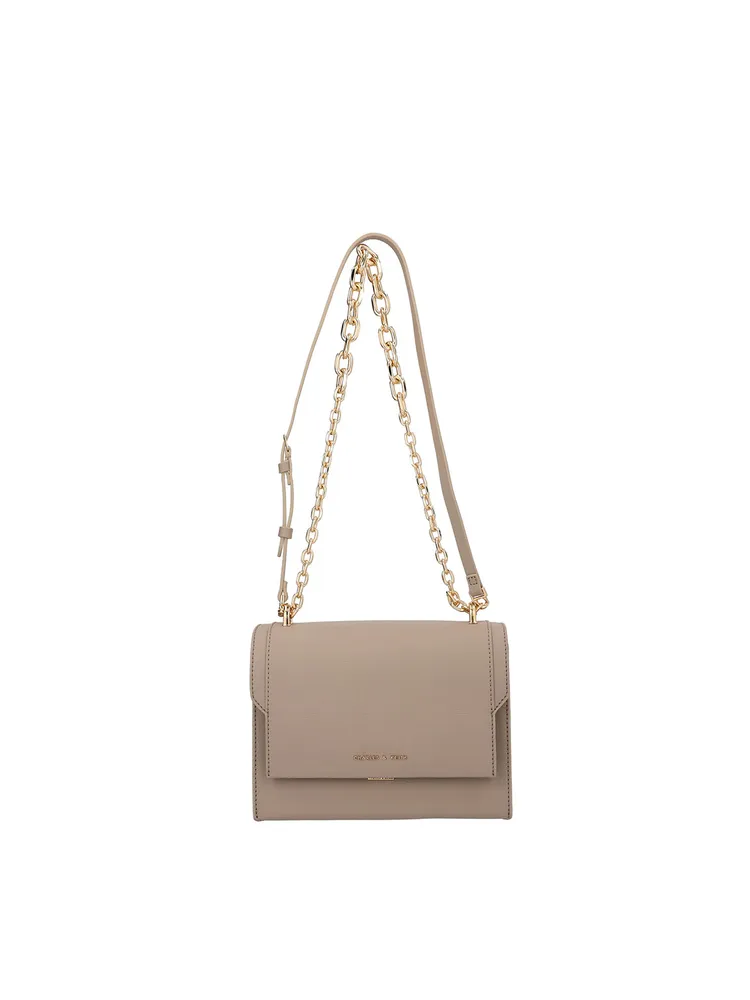 金屬鍊條翻蓋包，1990元。品牌提供