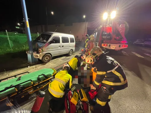 八里死亡車禍!休旅車自撞電線桿 60歲男趴方向盤上送醫不治