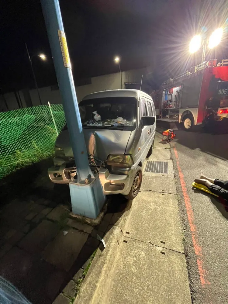 休旅車自撞電線桿。翻攝畫面